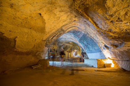 En la comarca burgalesa de <a href="http://www.turismoburgos.org/" target="_blank">Las Merindades</a>, encontramos un auténtico laberinto subterráneo, compuesto por más de 110 kilómetros de galerías, el complejo kárstico más grande de la Península y uno de los más grandes de Europa. En una de ellas se encuentra el complejo kárstico de Ojo Guareña, uno de los conjuntos de cuevas más extensos del planeta; grutas que fueron habitadas desde hace 70.000 años hasta la Edad Media. De marzo a diciembre se pueden visitar la cueva de Palomera y la ermita-gruta de San Bernabé (en la imagen), llena de pinturas murales de los siglos XVII y XVIII. Por el exterior vuelan las águilas reales, los búhos, los buitres leonados y los halcones peregrinos. El lugar es también un punto fantástico para emprender numerosas rutas de senderismo por los alrededores.