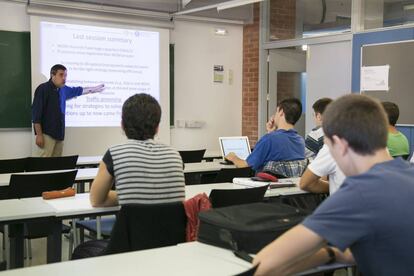 Alumnes en una classe d&#039;angl&egrave;s.