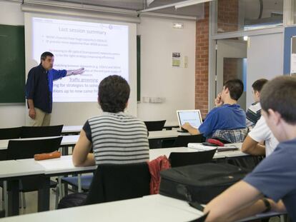 Alumnes en una classe d&#039;angl&egrave;s.