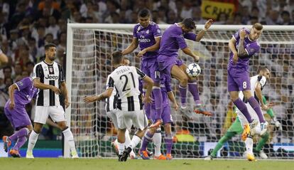 Dybala lanza a barrera del Real Madrid.