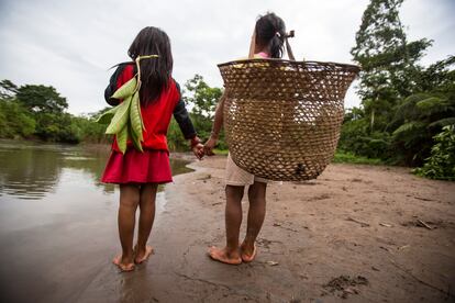 Duas meninas da etnia waorani junto ao rio Naipo, afluente do Amazonas, no Equador. 