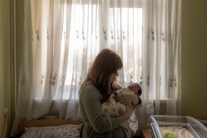 Una mujer ucrania abraza a su hija recién nacida en el hospital de Pokrovsk, en Donetsk (Ucrania)