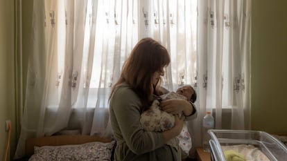 Una mujer ucrania abraza a su hija recién nacida en el hospital de Pokrovsk, en Donetsk (Ucrania)