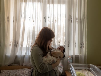 Una mujer ucrania abraza a su hija recién nacida en el hospital de Pokrovsk, en Donetsk (Ucrania), el 24 de enero pasado.