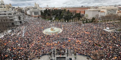 Miles de personas se manifiestan contra el presidente del Gobierno, Pedro Sánchez, este sábado en la plaza de Cibeles, en Madrid.