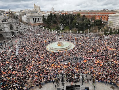 Miles de personas se manifiestan contra el presidente del Gobierno, Pedro Sánchez, este sábado en la plaza de Cibeles, en Madrid.