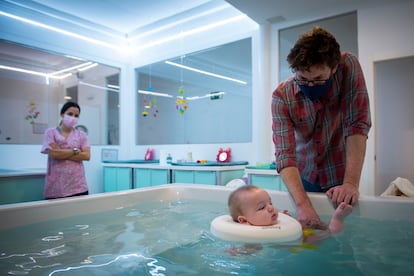 Tom, de seis meses, y su padre Tommy, en Baby Spa Madrid el pasado jueves.
