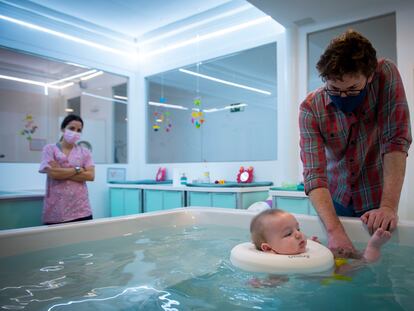 Tom, de seis meses, y su padre Tommy, en Baby Spa Madrid el pasado jueves.