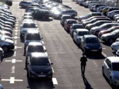 Coches aparcados en un concesionario.