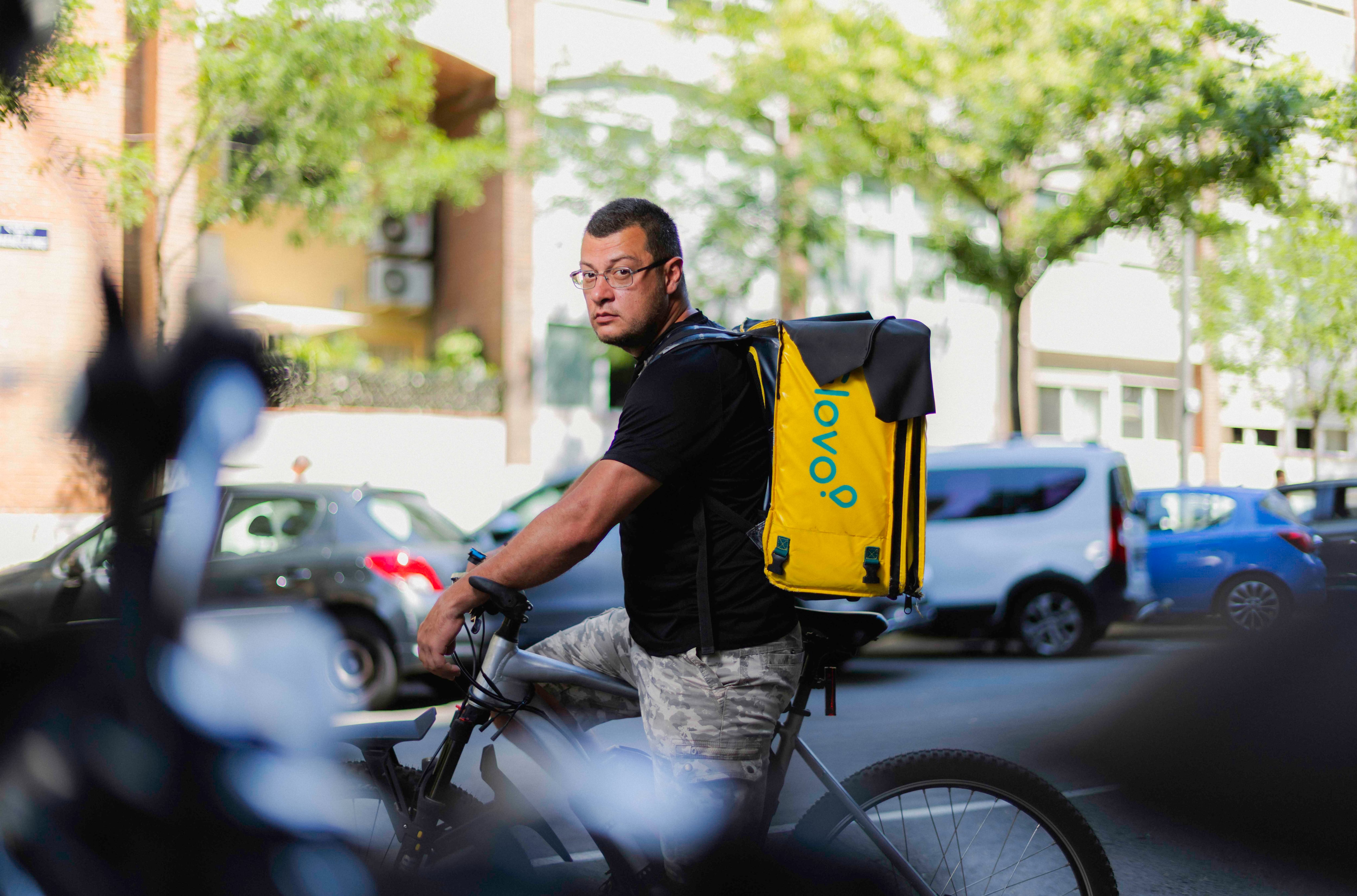 Los ‘riders’ sufren con las olas de calor: “O pierdes plata o te expones a quedarte tirado en medio de la carretera”