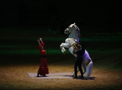 La crisis no ha podido con el Salón Internacional de Caballo (Sicab), que desde ayer y hasta el día 29, reúne en el Palacio de Congresos y Exposiciones de Sevilla (Fibes) a 271 ganaderías, 944 caballos y 311 <i>stands </i>comerciales y ganaderos.