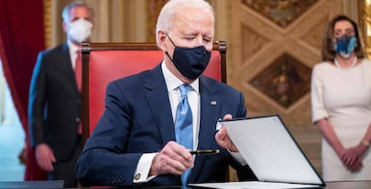 Joe Biden firma las primeras órdenes de su mandato, ayer en el Capitolio.