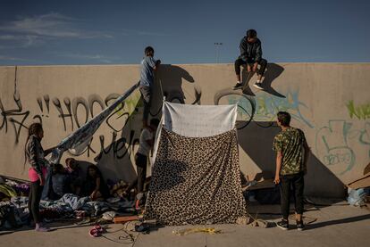 Migrantes venezolanos han instalado un campamento improvisado en los lineros del puente fronterizo en Ciudad Juárez. 