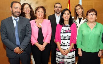 La conselleira de Sanidade, con chaqueta rosa, flanqueada por Pablo Torres y Nieves Dom&iacute;nguez, en julio pasado.