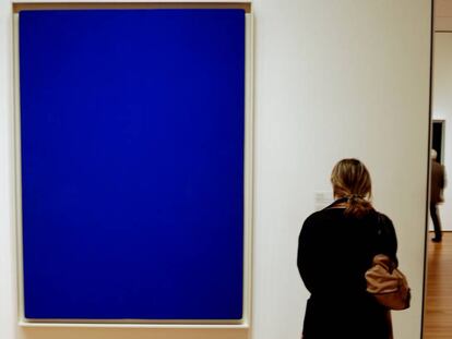 Una mujer contempla &#039;Blue Monochrome&#039;, de Yves Klein. 