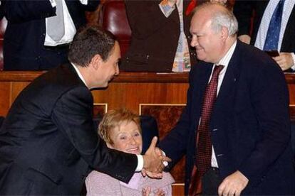 Zapatero felicita a Moratinos tras ser derrotada la mocin del PP.