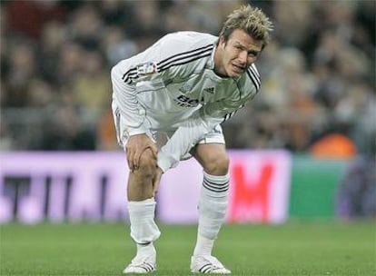 Beckham se duele de la rodilla durante un encuentro con el Real Madrid