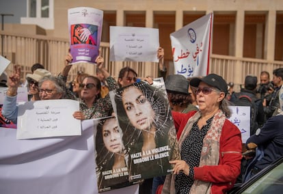 Concentración de protesta contra la leve condena a tres violadores, el día 5 de abril en Rabat.