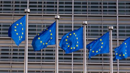 Banderas de la UE frente a la sede de la Comisión Europea, en Bruselas, en una imagen de archivo.