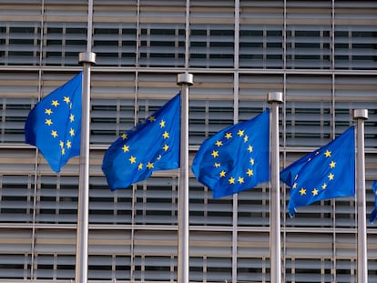 Banderas de la UE frente a la sede de la Comisión Europea, en Bruselas.