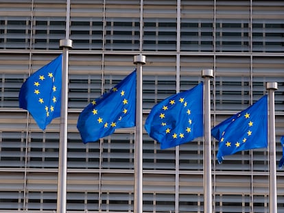 Banderas de la UE frente a la sede de la Comisión Europea.