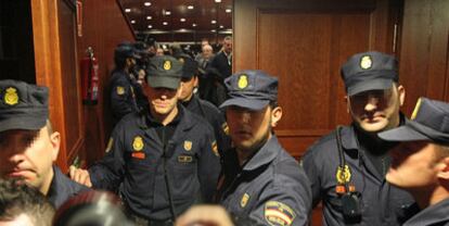 Agentes de policía en el hotel Auditórium, donde se reunieron los controladores, el pasado viernes.