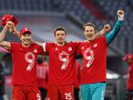 Soccer Football - Bundesliga - Bayern Munich v Borussia Moenchengladbach - Allianz Arena, Munich, Germany - May 8, 2021 Bayern Munich's Thomas Muller, Manuel Neuer and Robert Lewandowski celebrate after the match after winning the Bundesliga Pool via REUTERS/Christof Stache DFL regulations prohibit any use of photographs as image sequences and/or quasi-video.