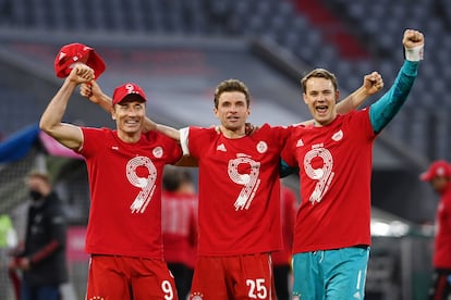 Lewandowski, Muller y Neuer celebran la Bundesliga conseguida por el Bayern este sábado.