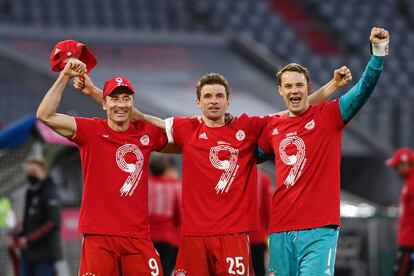 Lewandowski, Muller y Neuer celebran la Bundesliga conseguida por el Bayern este sábado.