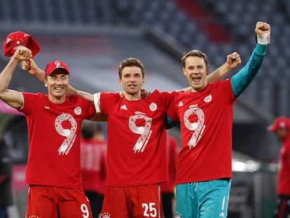 Lewandowski, Muller y Neuer celebran la Bundesliga conseguida por el Bayern este sábado.