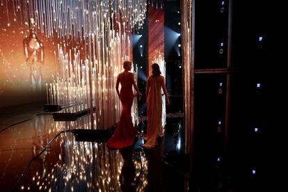 Las actrices Charlize Theron y Emily Blunt, en el Dolby Theatre.