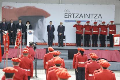 El <i>lehendakarI, </i>Patxi López, junto al consejero de Interior, Rodolfo Ares, en el acto institucional de homenaje de ayer en Erandio. A la izquierda de la imagen, la directora de la academia de Arkaute, Elena Moreno.