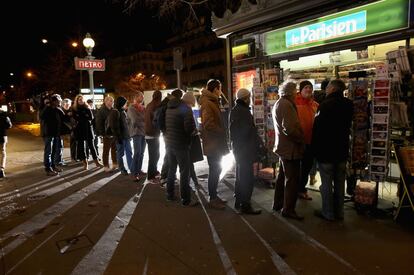 Los parisinos hacen cola en un quiosco para comprar la última edición de la revista 'Charlie Hebdo'.