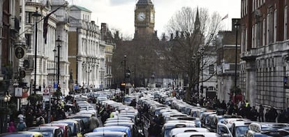 Cientos de taxis londinenses bloquean la avenida Whitehall en protesta contra el otorgamiento de una licencia a los taxis Uber en Londres.