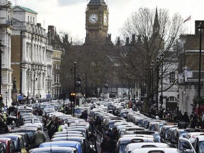 Cientos de taxis londinenses bloquean la avenida Whitehall en protesta contra el otorgamiento de una licencia a los taxis Uber en Londres.