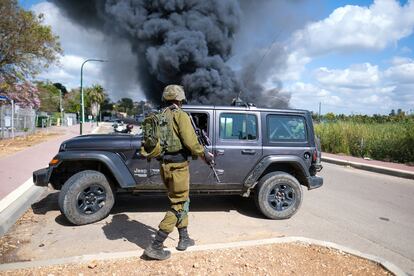 Humareda tras el impacto de un cohete disparado desde Líbano en Bezet, en el norte de Israel, el jueves.