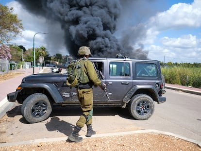 Humareda tras el impacto de un cohete disparado desde Líbano en Bezet, en el norte de Israel, el jueves.