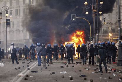La policía se enfrenta por las calles de Roma a encapuchados violentos durante la marcha Occupy por las calles de la ciudad.