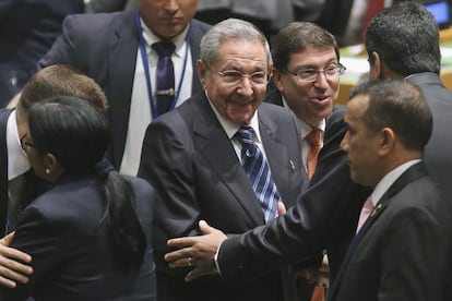 El president cubà, Raúl Castro, i el cap de la secció d'interessos cubana als EUA, José Ramón Cabañas Rodríguez, conversen a la seva arribada a la seu de les Nacions Unides. Serà la primera vegada que el dirigent cubà intervé davant l'Assemblea General de l'ONU.
