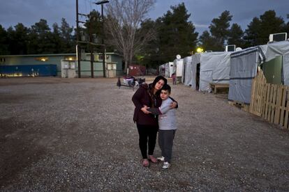 Maha Batt, de 39 años y embarazada de 6 meses, es una refugiada de al-Hasaka (Siria). "Sufro de presión arterial y soy diabética, lo único que quiero es tener un niño sano nacido en Alemania rodeado de mi familia", dijo Batt. En la imagen, Maha Batt abraza a su hijo de 10 años, Mohammed, frente a su refugio en el campamento de Ritsona (Grecia).