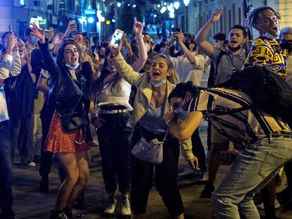 Un grupo de jóvenes celebrando el fin del estado de alarma en la madrugada del domingo en Madrid.