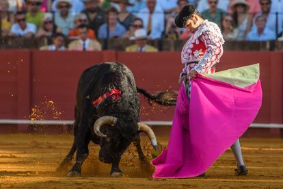 Morante de la Puebla, en una media verónica al primer toro de ayer en La Maestranza.