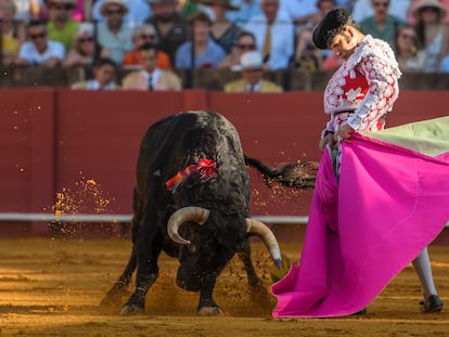 Morante de la Puebla, en una media verónica en una corrida en La Maestranza, el pasado mes de septiembre..