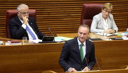 El presidente Fabra en el debate de pol&iacute;tica general. Detr&aacute;s, Cotino y Barcel&oacute;.