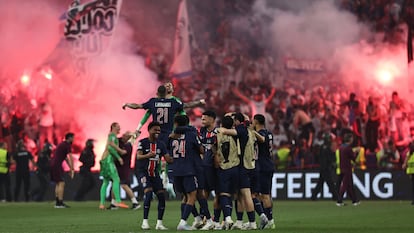 Los jugadores del PSG celebran en el campo tras ganar la Champions.