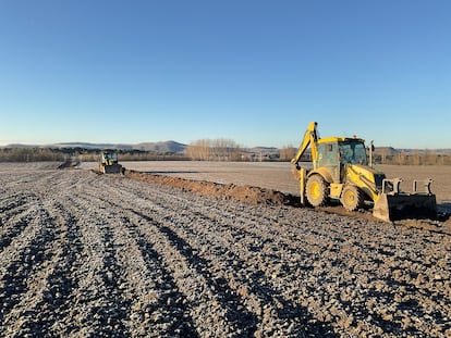 Excavadoras que abrieron la zanja en el yacimiento vacceo de Pintia.