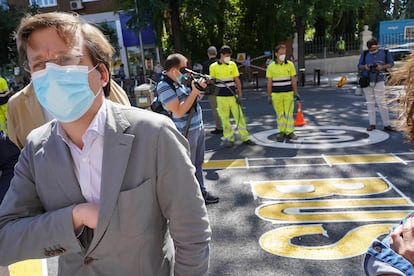 Almeida durante la presentación el pasado mayo de los nuevos tramos de carril bus que ahora serán definitivos