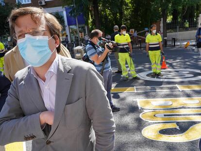 Almeida durante la presentación el pasado mayo de los nuevos tramos de carril bus que ahora serán definitivos