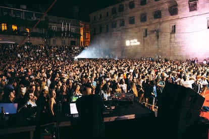Asistentes al espectáculo en la plaza de Quintana de Santiago de Compostela, el 13 de julio, en el festival Curtocircuíto.