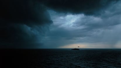 Durante unas operaciones militares, Bergen captó esta tormenta en alta mar, mientras el helicóptero aterrizaba en el barco entre relámpagos.